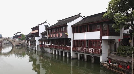 現(xiàn)代的仿古門窗上玻璃的運(yùn)用有哪些講究？